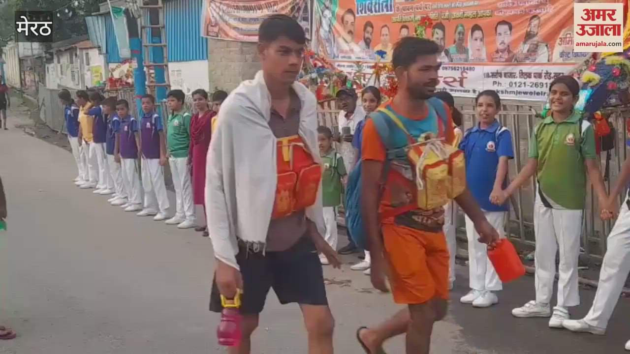 Meerut: Children of Gurudev Defense School boosted the enthusiasm of Kanwariyas.