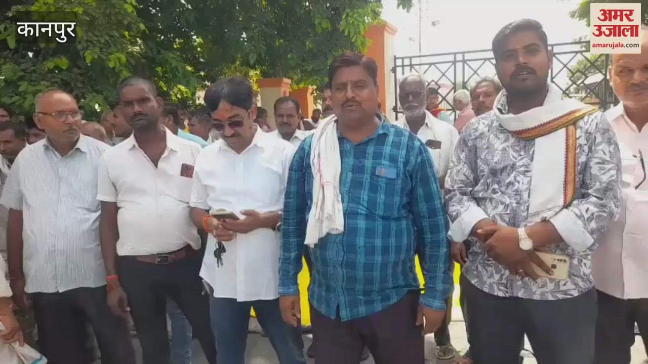 commission agents closed the gate of the market and protested