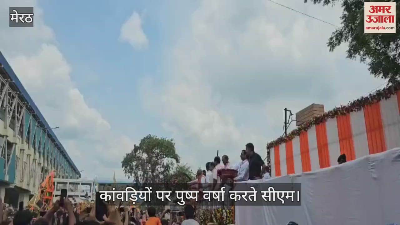 Meerut: CM Yogi showered flowers on Kanwadias