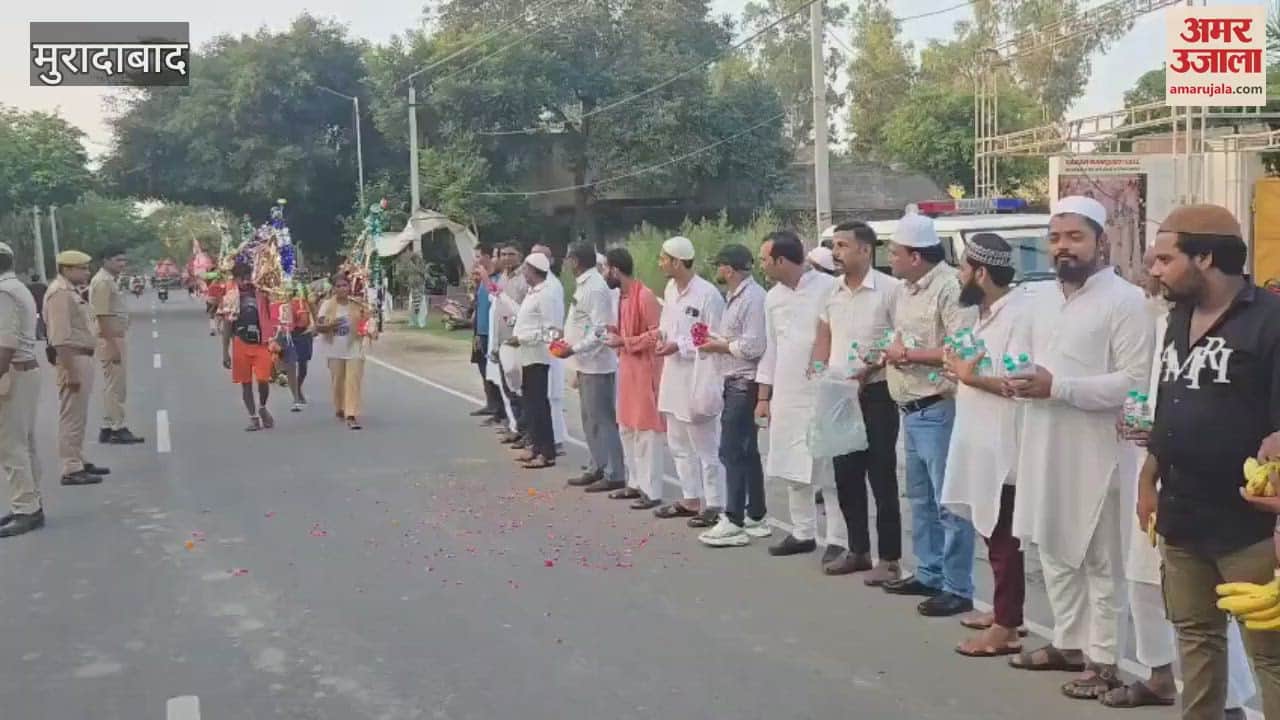 Muslim people gave a warm welcome to the Kanwariyas, showered flowers in Bachhrayun...distributed fruits