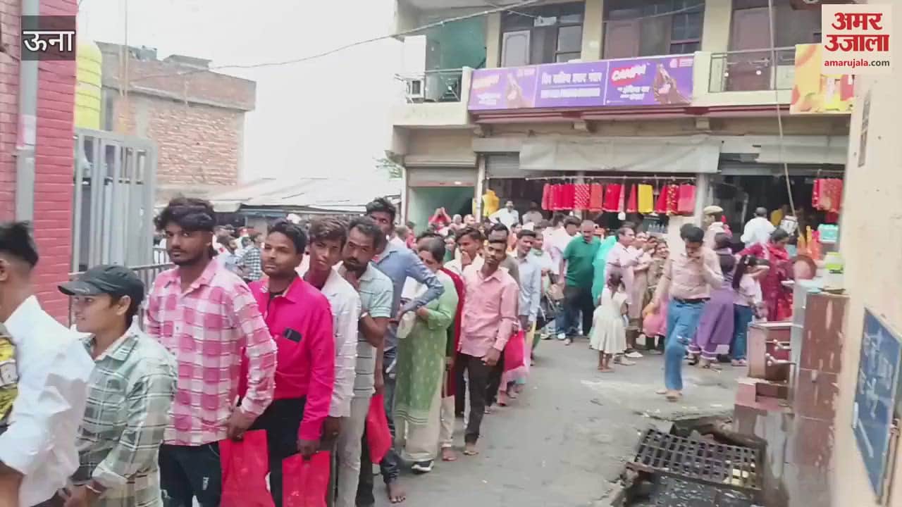 Una Before the fair at Chintapurni temple a huge crowd of devotees gathered on the first Sunday, long queues were seen for darshan