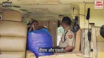 Baghpat: DM-SP showered flowers on Kanwadis