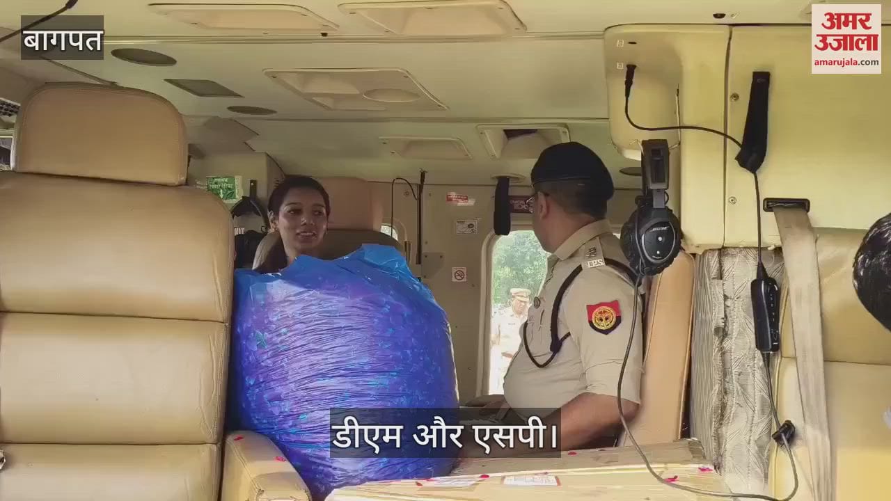 Baghpat: DM-SP showered flowers on Kanwadis