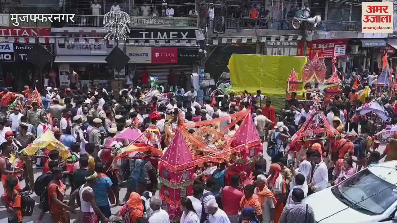 Muzaffarnagar: Kanwariyas circling at Shiv Chowk