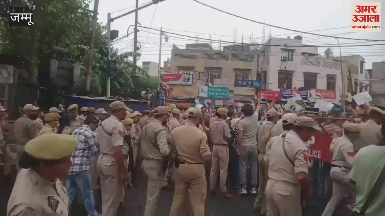 Strong protest by Congress in Jammu, workers broke barricades and entered the city