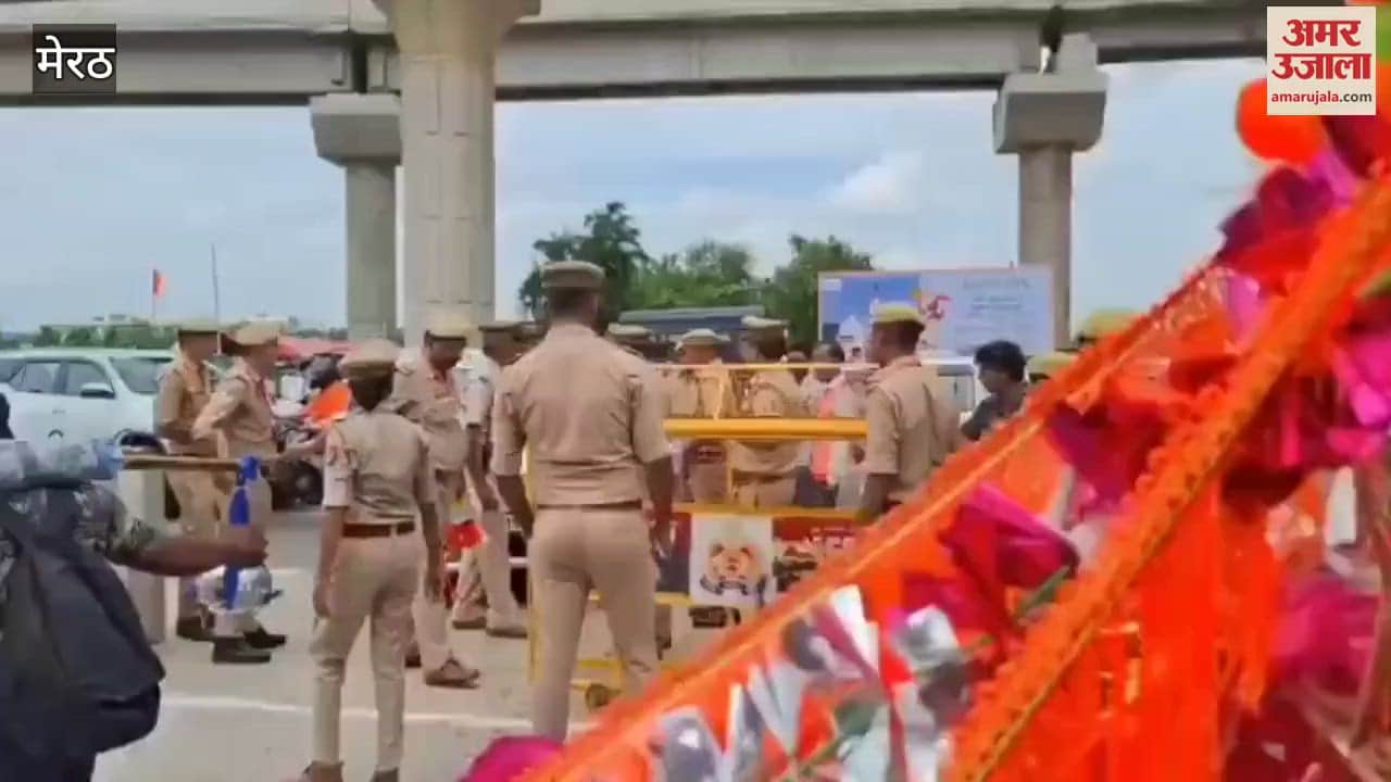 Meerut: Rajya Sabha MP Dr. Laxmikant Vajpayee stopped, altercation with police