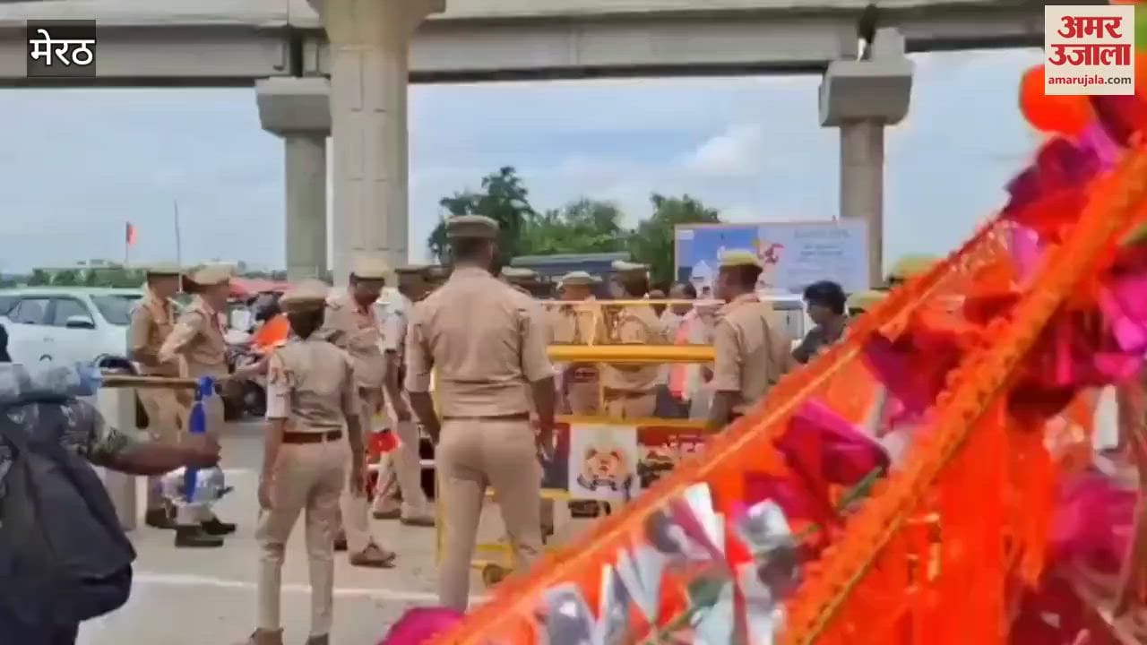Meerut: Rajya Sabha MP Dr. Laxmikant Vajpayee stopped, altercation with police
