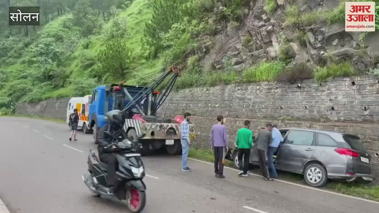 Solan Car lost control and collided with a safety wall near Kumarhatti