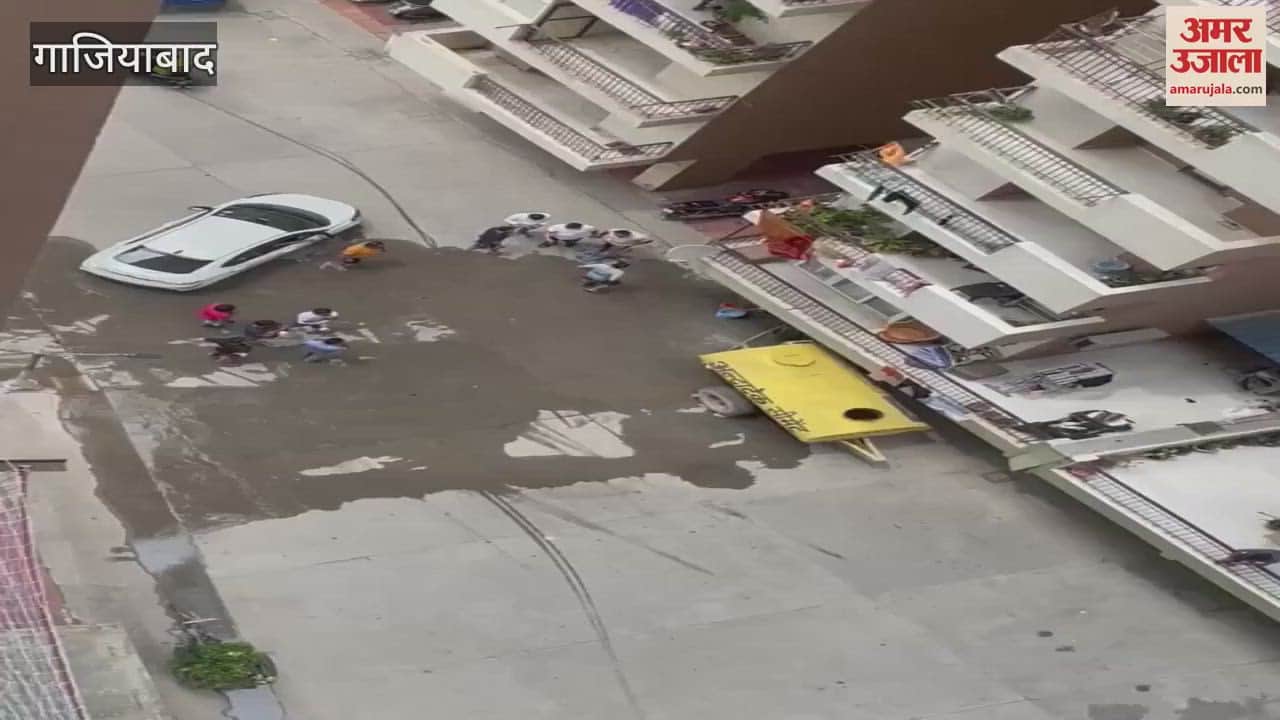 Shortage of water in SG Grand Society people took bath by calling tankers