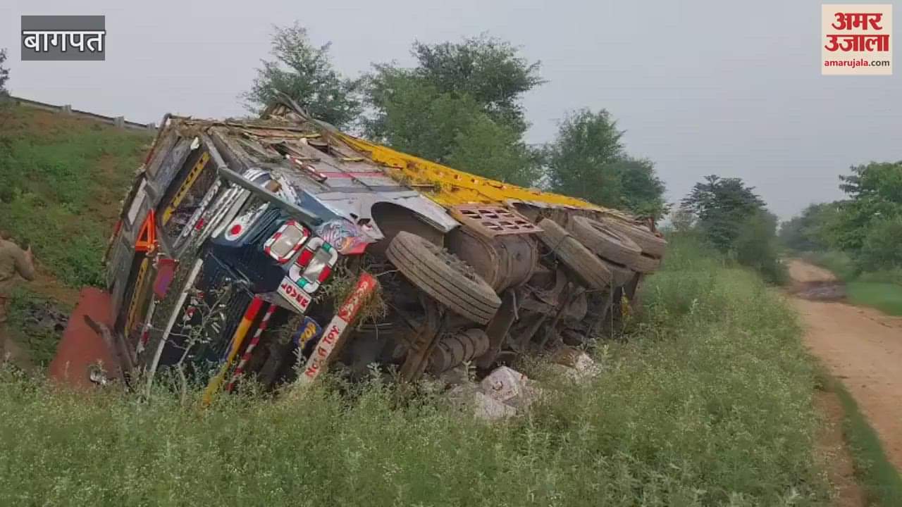 Baghpat: Truck loaded with apples overturned on Eastern Peripheral Expressway, driver and helper injured
