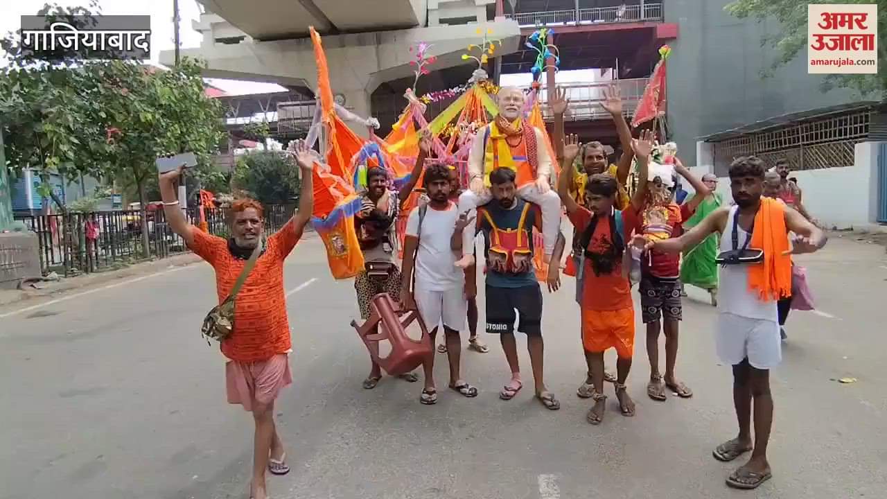 Vicky from Kaithal is carrying statue of PM Modi on his shoulders In Ghaziabad