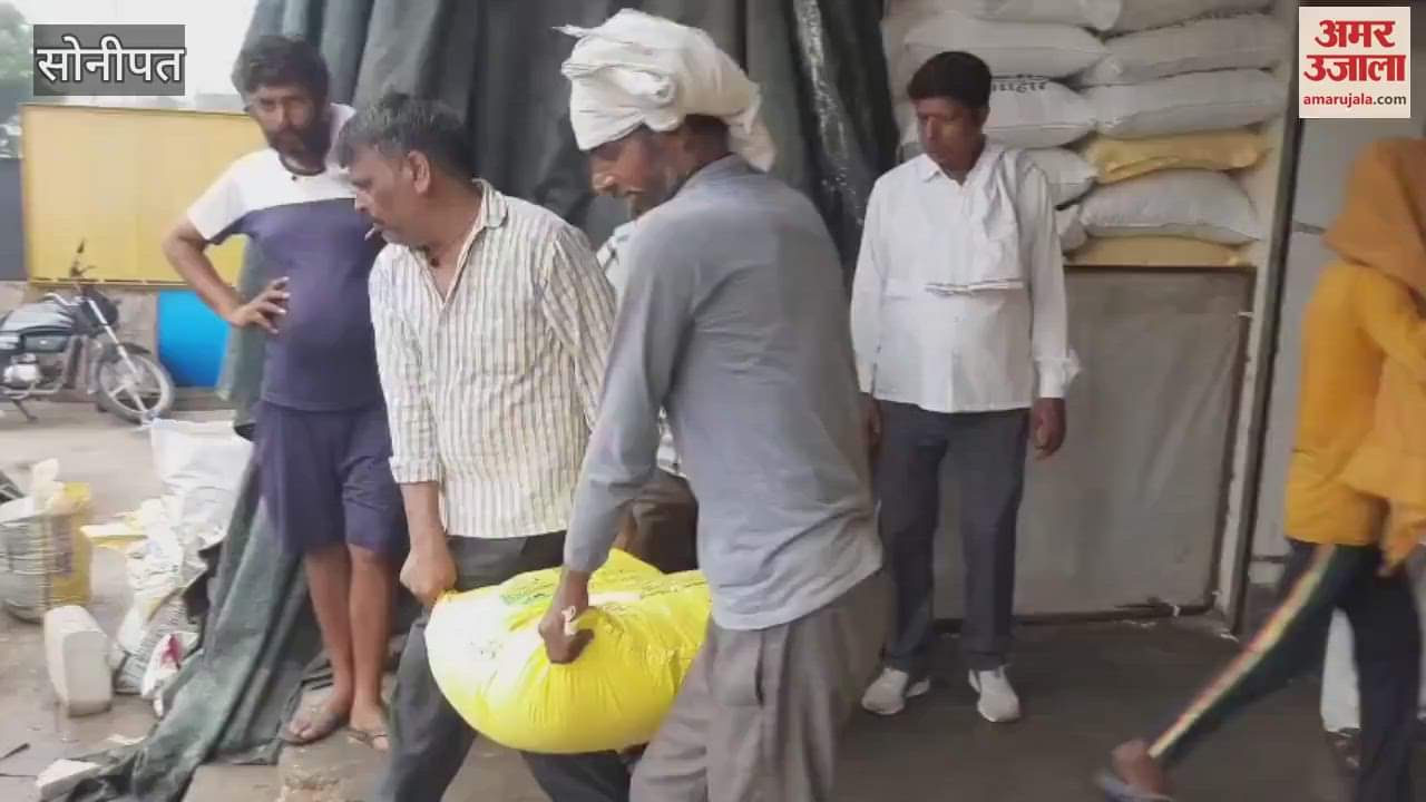 Urea is being distributed under police surveillance in Sonipat