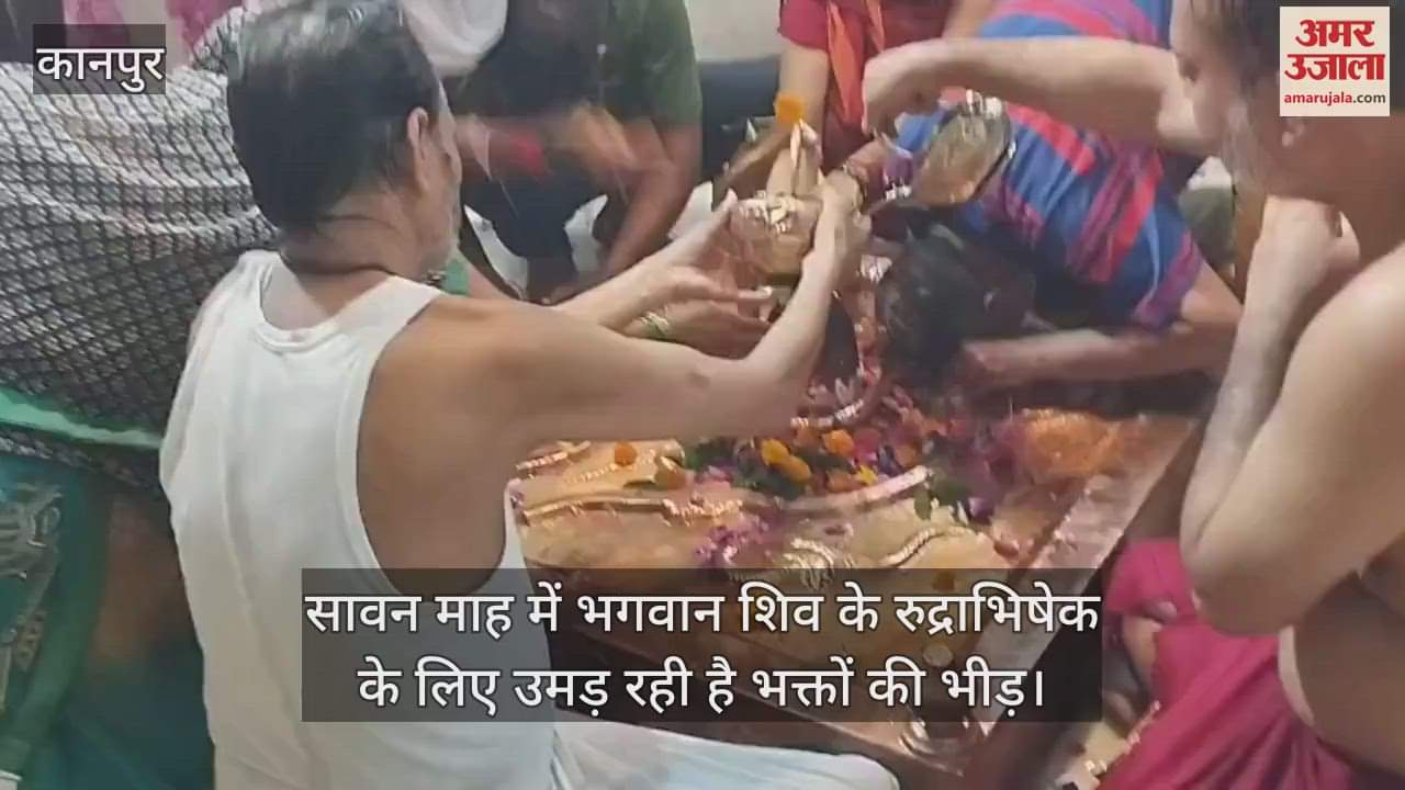 कानपुर के मैस्कर घाट स्थित मां राजराजेश्वरी मंदिर में दर्शन को पहुंच रहे हैं भक्त