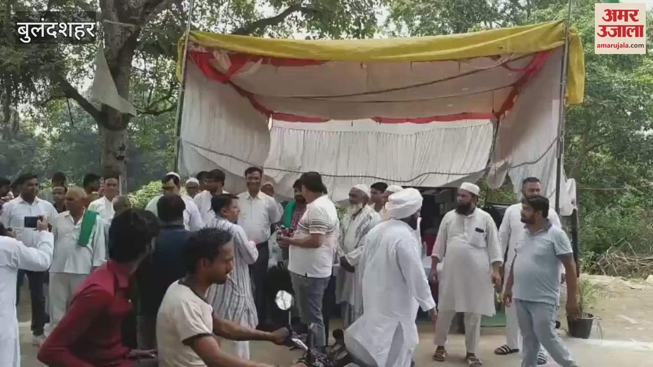 Workers of BKU along with Muslim community showered flowers on Shiva devotees in Siyana