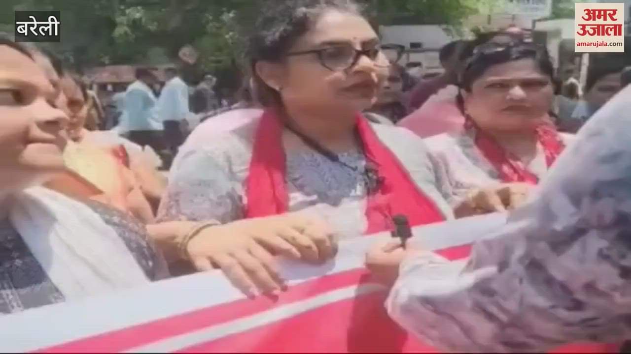 Samajwadi Mahila Sabha protest against school merger in Bareilly