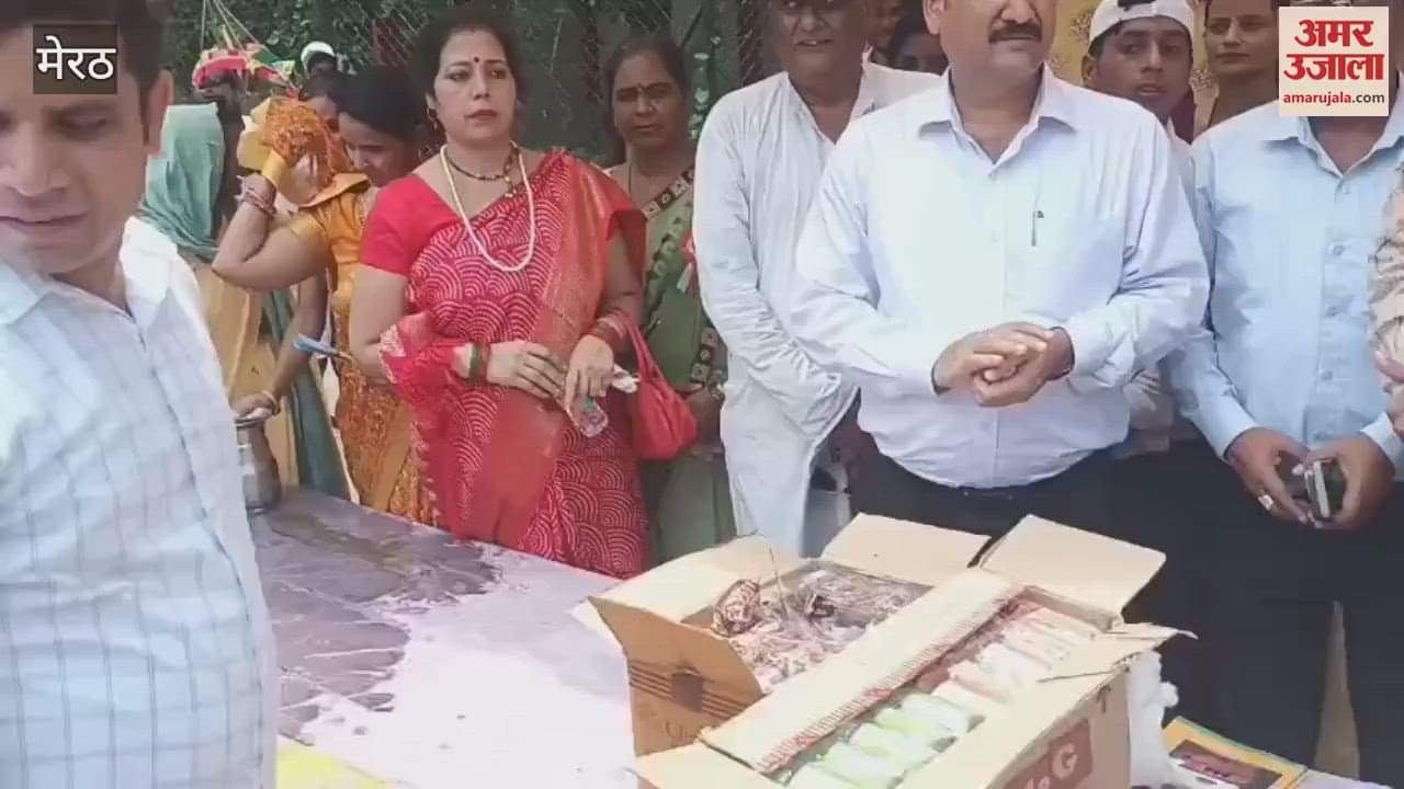 Meerut: DM Dr VK Singh distributed biscuits to the Kanwariyas