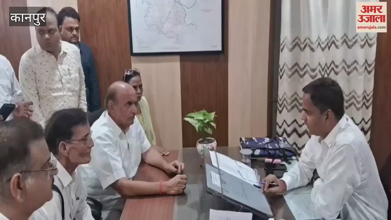 Congress workers furious over putting up posters related to emergency in tehsil