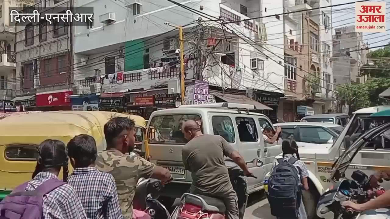 Gandhi Nagar market is jammed every day due to vehicles parked on roadside