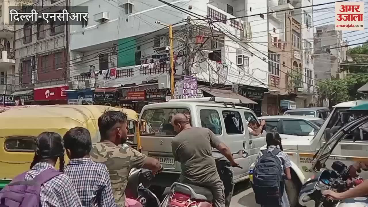 Gandhi Nagar market is jammed every day due to vehicles parked on roadside