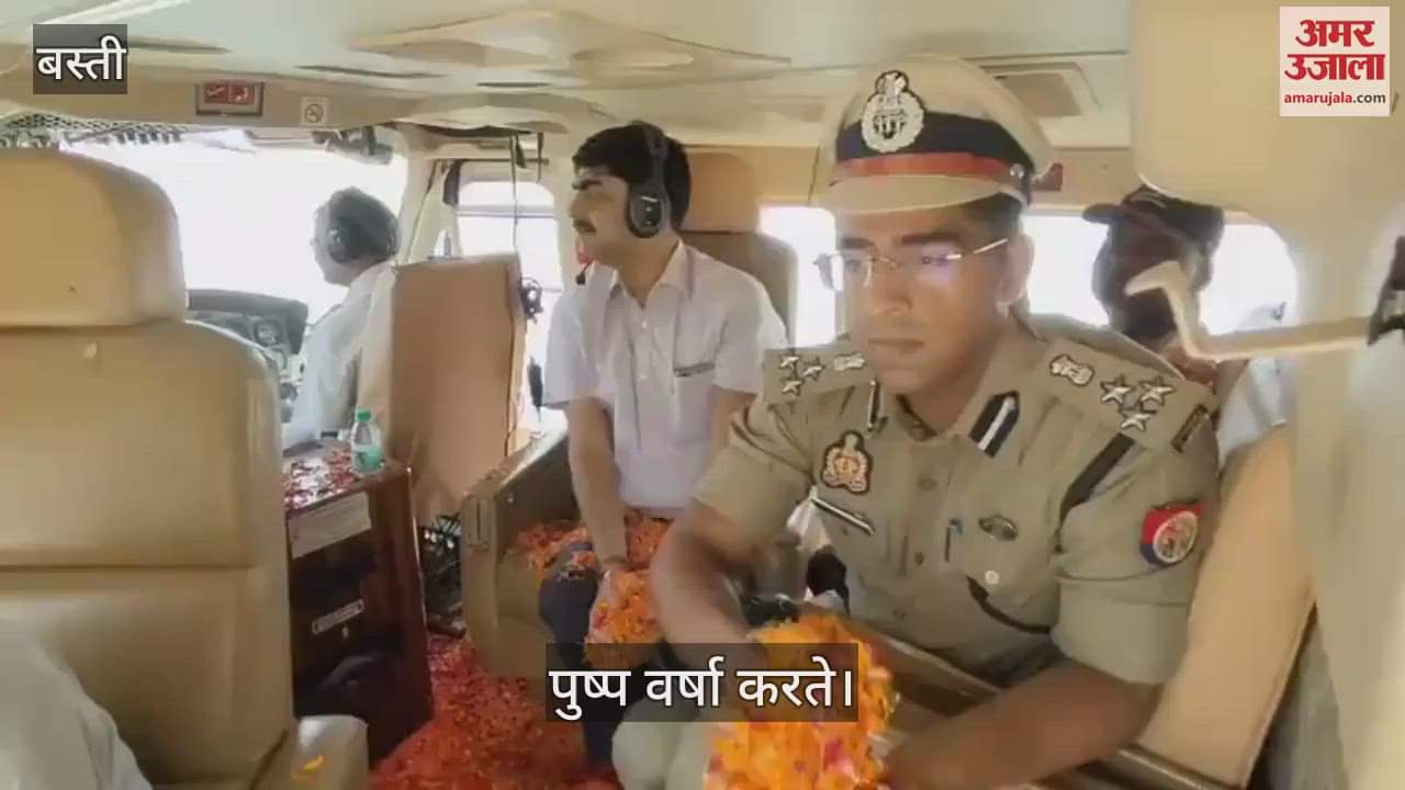 Basti Commissioner DIG showered flowers on the Kanwariyas