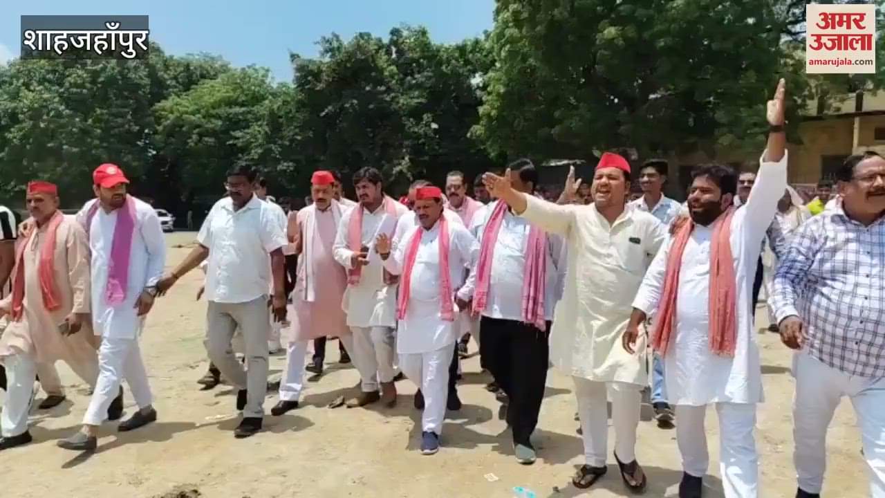 SP Leaders protest against the FIR on the Party vice president in Shahjahanpur