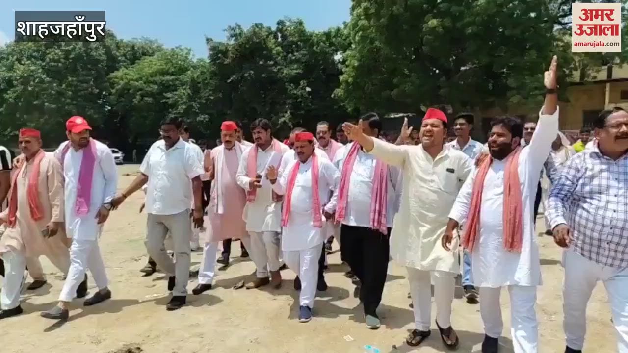 SP Leaders protest against the FIR on the Party vice president in Shahjahanpur