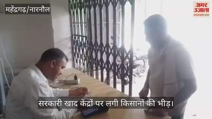 Crowd of farmers gathered at government fertilizer center