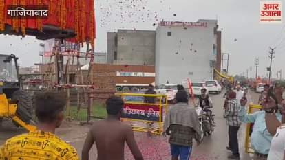 Loni MLA Nand Kishore Gurjar showered flowers on the Kanwariyas