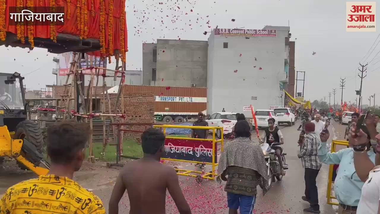 Loni MLA Nand Kishore Gurjar showered flowers on the Kanwariyas