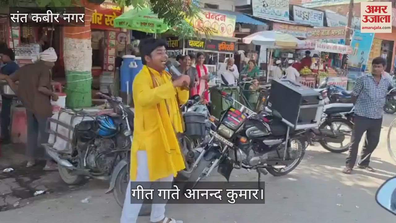 Anand Kumar is encouraging the Kanwadis present with his songs