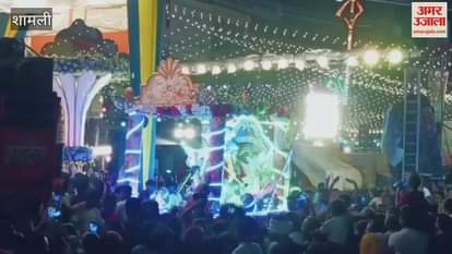 Shamli: Shiva devotees danced to the DJ.
