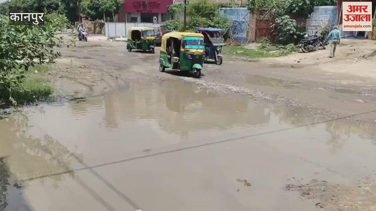 Waterlogging on Barra Thakur Chauraha Road, causing trouble for people