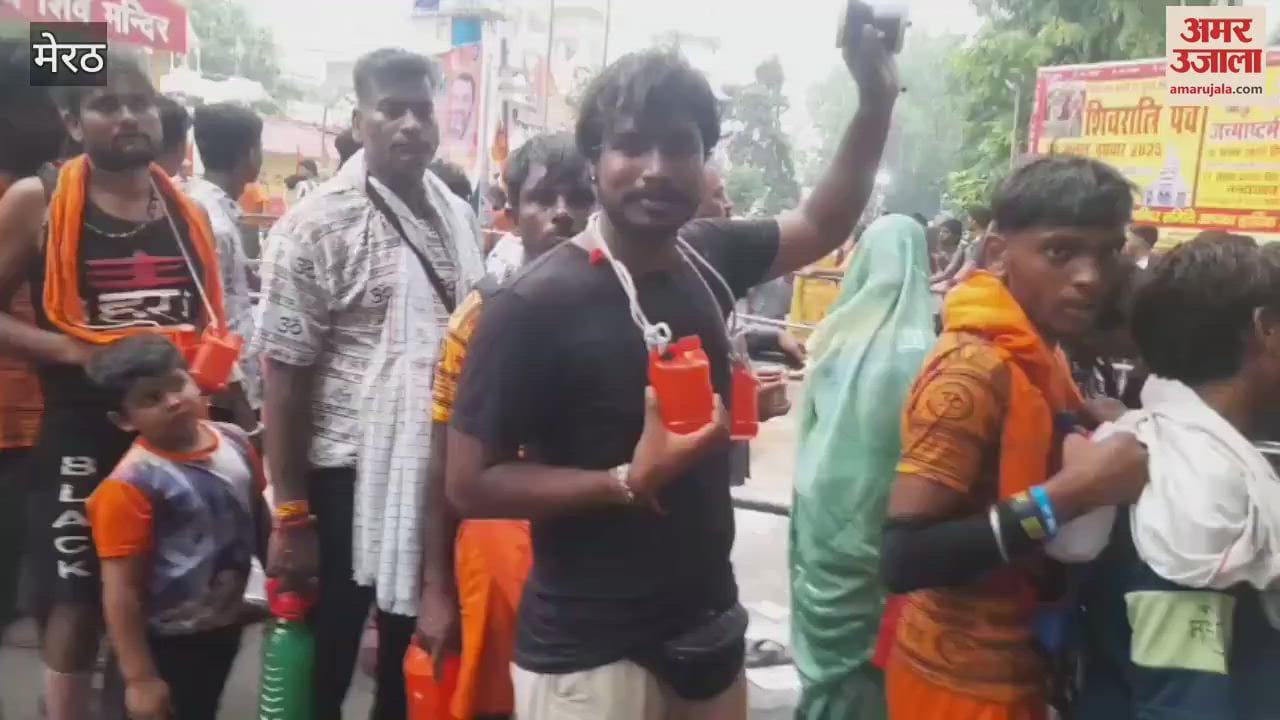 Kanwariyas made their journey successful by offering water to Bholenath at the Augharnath temple in Meerut