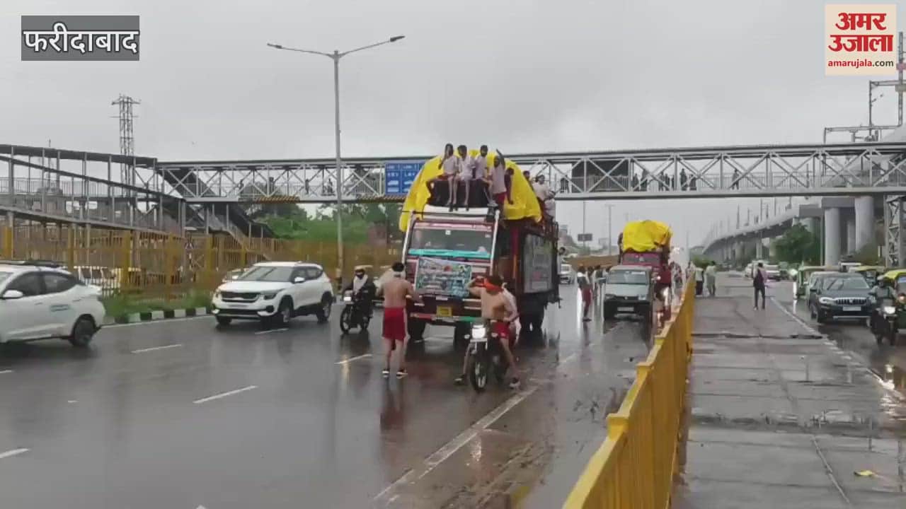 Kanwariyas passing through the national highway amidst heavy rain in Faridabad