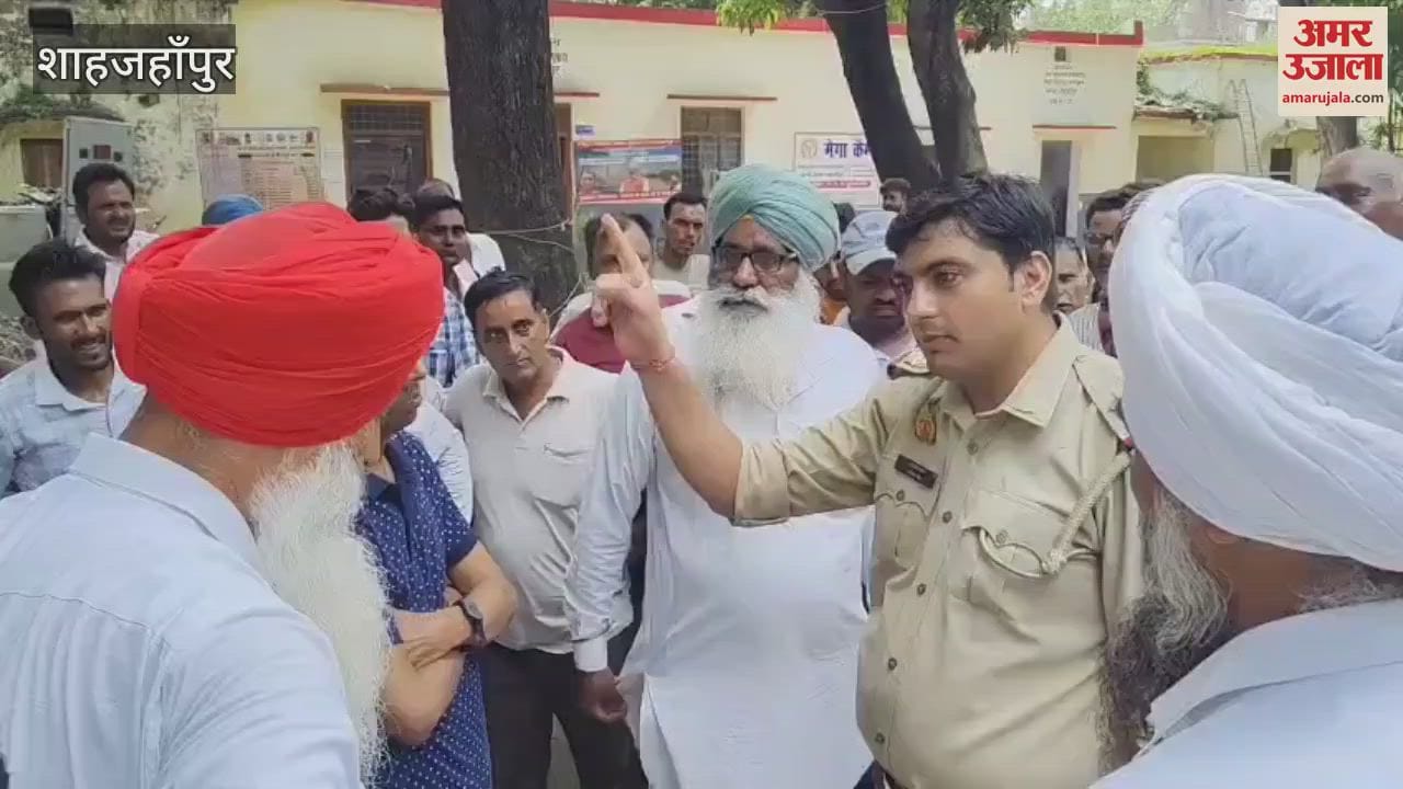 Farmers protested by closing the gate of the power substation in Shahjahanpur