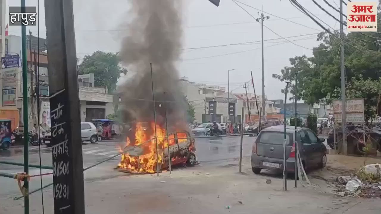 moving vehicle turned into a ball of fire in Hapur, two youths saved their lives by jumping