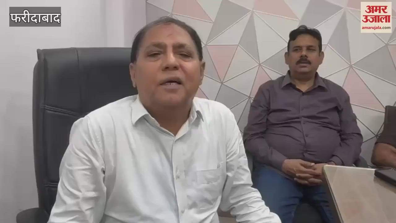 Traders and customers are troubled by the problem of toilets and power cuts in Faridabad Sector-10 market