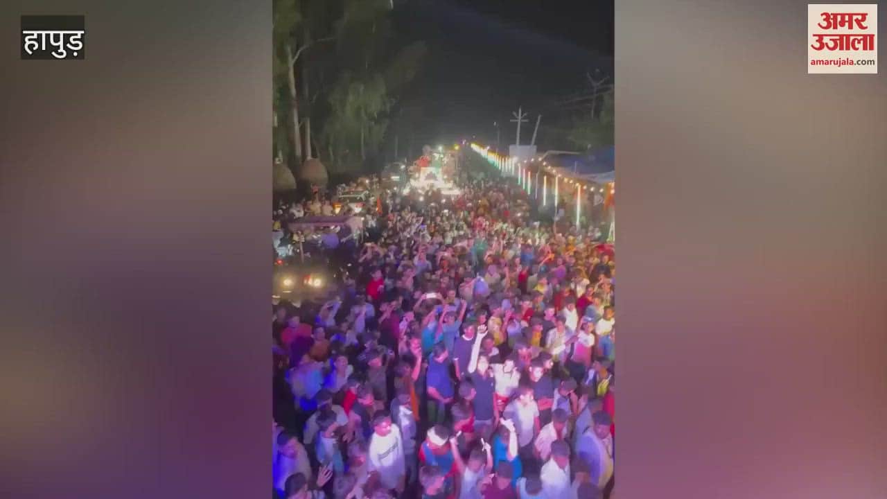 A big Dak Kanwad arrived in Hapur, a huge crowd gathered to see it