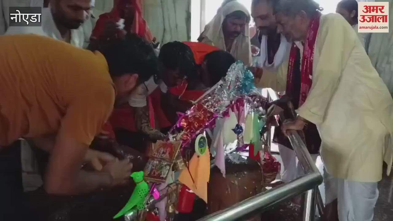 Kanwariyas offering Kanwar at Nanakeshwar Mahadev Puram Shiva temple located in Bhaipur Brahmanan village of Rabupura