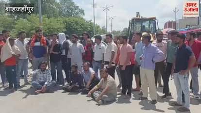 People blocked the road accusing doctor of beaten up at the Government Medical College in Shahjahanpur