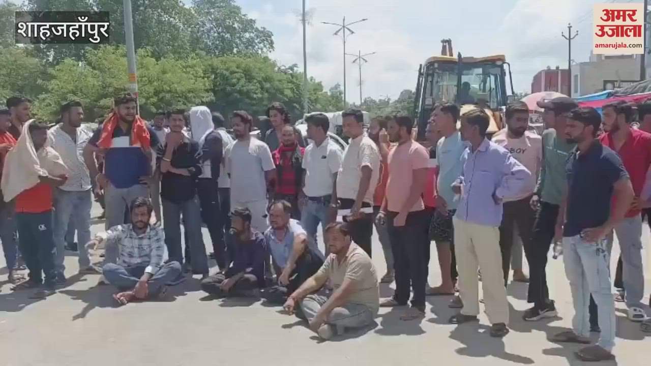 People blocked the road accusing doctor of beaten up at the Government Medical College in Shahjahanpur