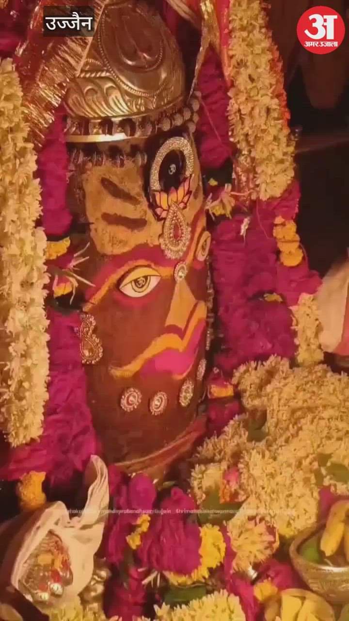 Another Shivling seen in Baba Mahakal's Shivling during Bhasm Aarti for devotees, Aarti started at 3 am