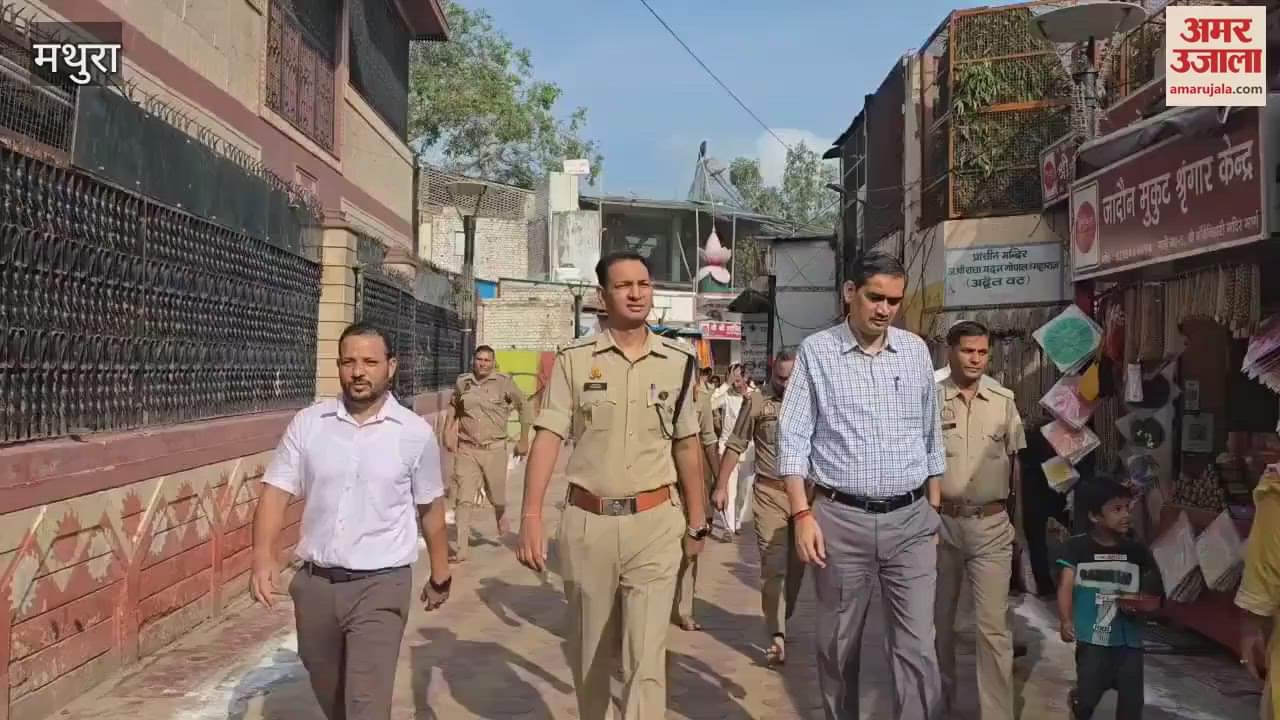 huge crowd of devotees gathered at Banke Bihari temple on hariyali teej  officials kept an eye from control room