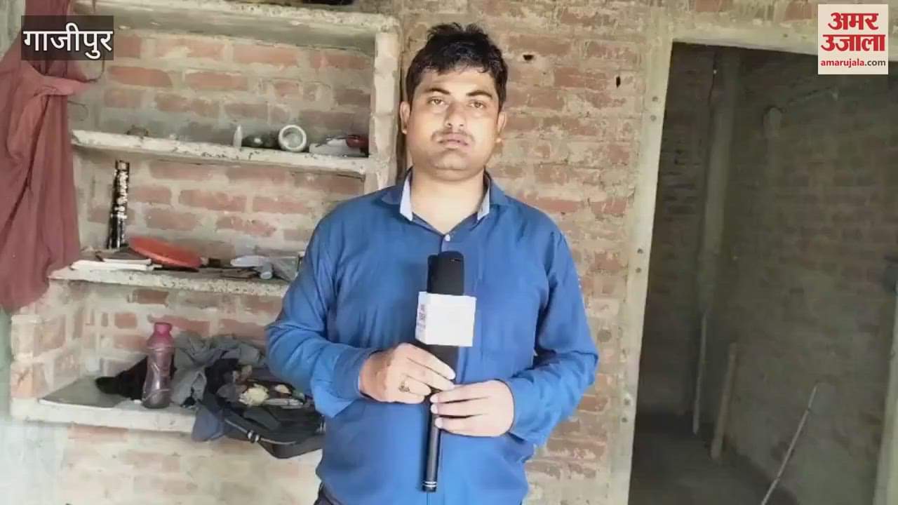 young man chased three people and hit them with an axe In Ghazipur