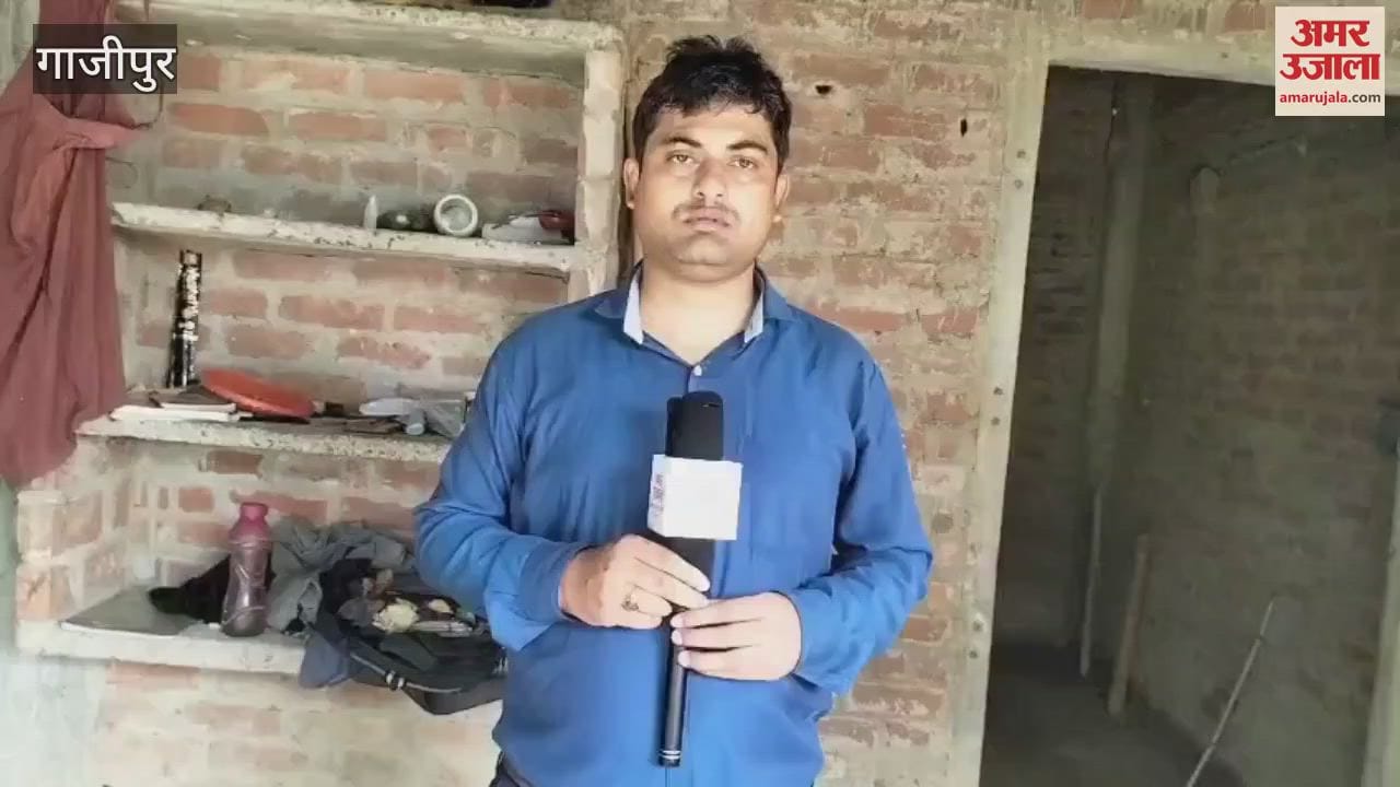 young man chased three people and hit them with an axe In Ghazipur
