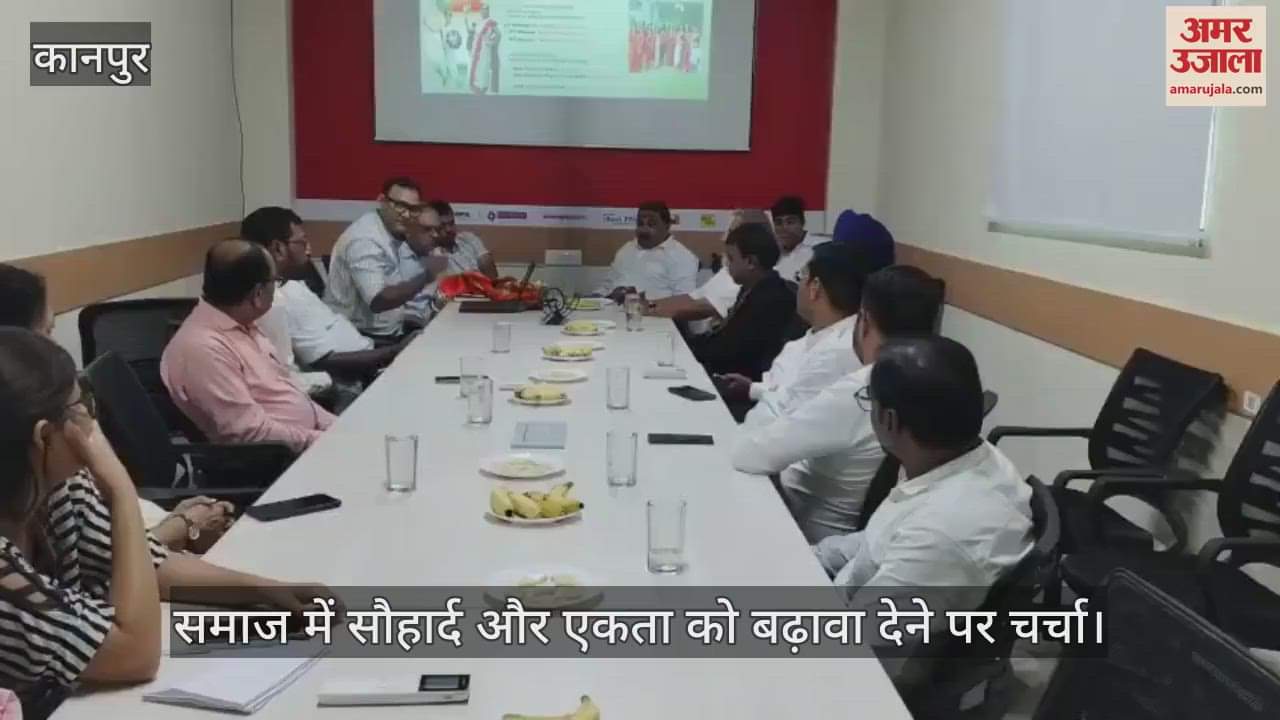 अमर उजाला कार्यालय में 'मां तुझे प्रणाम' रैली को लेकर धर्मगुरुओं की बैठक