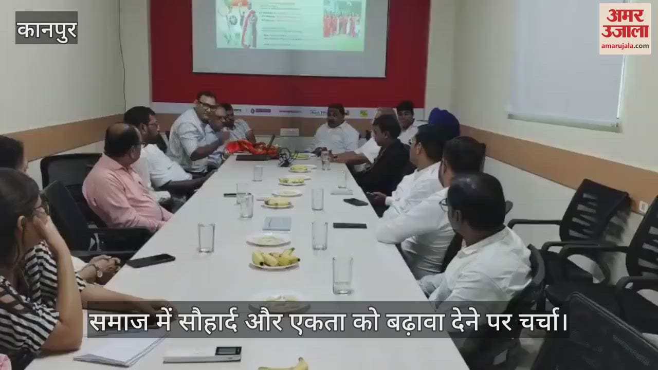 अमर उजाला कार्यालय में 'मां तुझे प्रणाम' रैली को लेकर धर्मगुरुओं की बैठक