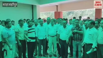 lawyers burnt the effigy of SDM and Tehsildar in Shahjahanpur