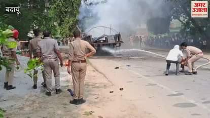 angry Kanwariyas set a tractor-trolley on fire after accident in Budaun