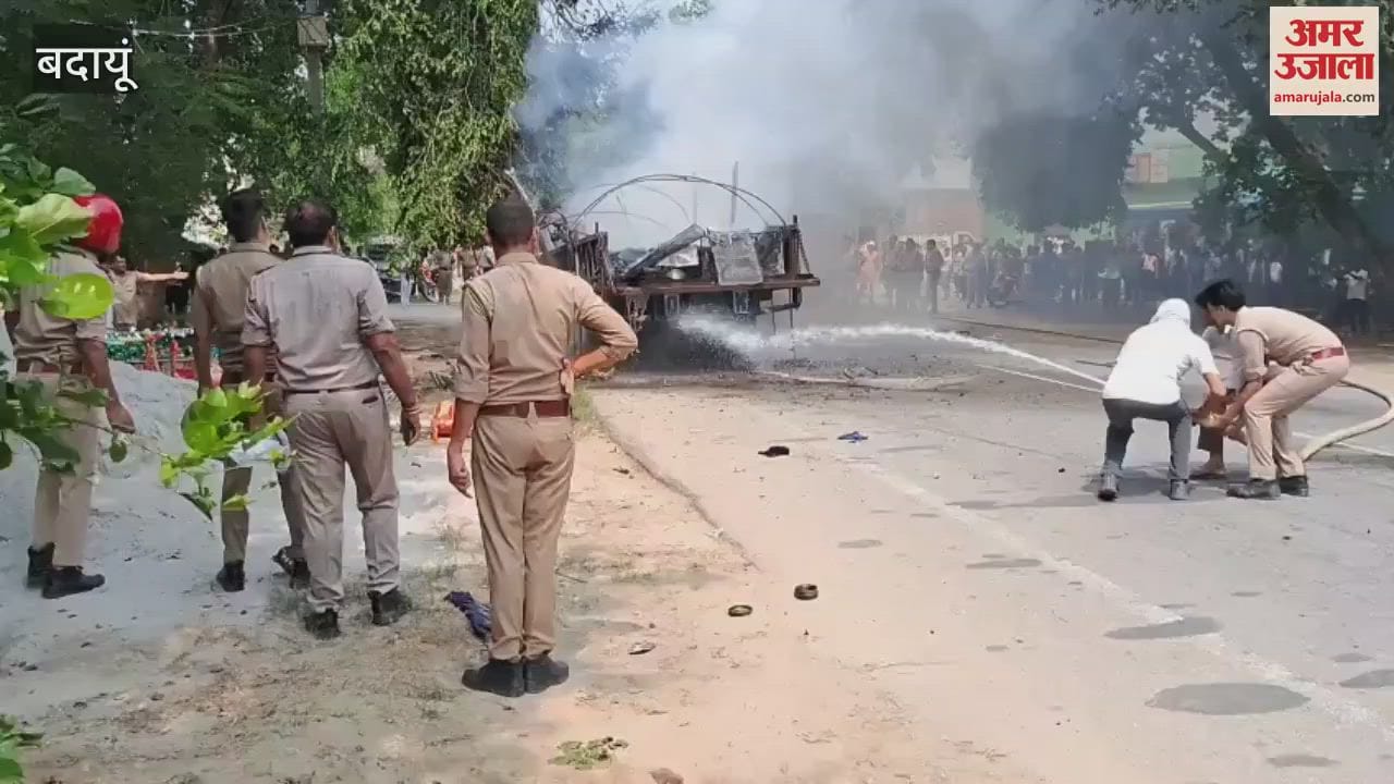 angry Kanwariyas set a tractor-trolley on fire after accident in Budaun